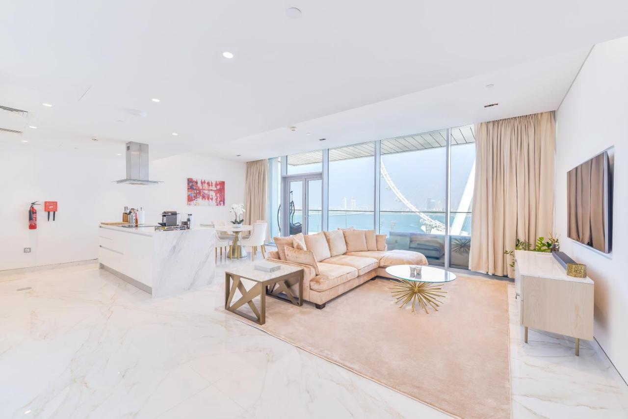 Luxury 2 Bedroom Beachfront Apt W Stunning Sea View Дубай Екстериор снимка